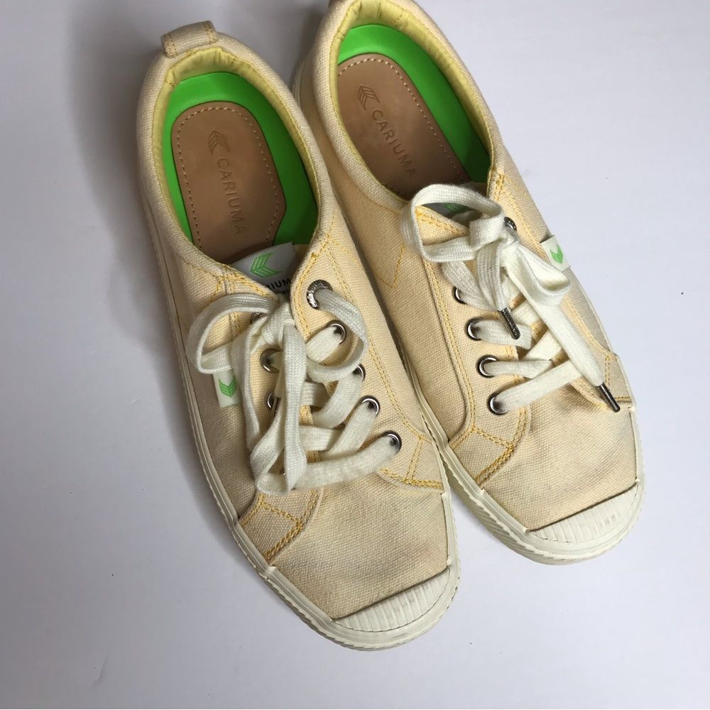 Cariuma low top canvas sneaker Sz 8